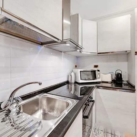 Apartment Peroni 8 Pax Brand New *